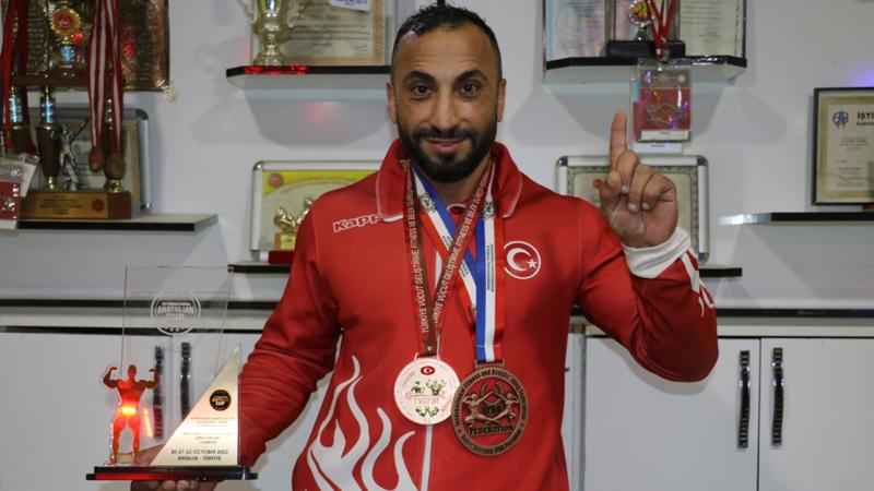 Dünya Üçüncüsü Olan Personelimiz Muhammed Ali Bulgay, Genel Sekreterimiz Erhan Tenekeci'yi Ziyaret Etti